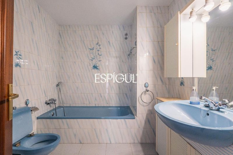 Foto cc1a750b-f33d-4cbd-9340-97a379d2d72e. Casa amb calefacció aparcament piscina a Montilivi Girona