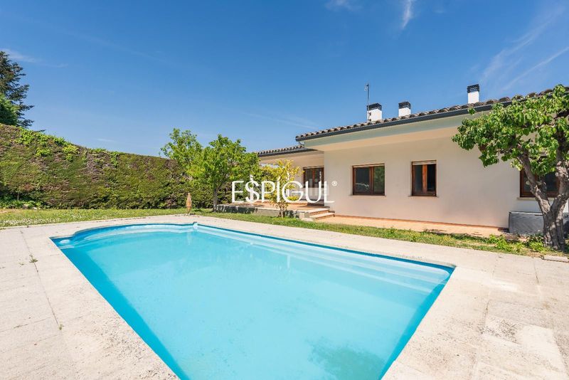 Foto f7aed40e-d571-474b-af76-f2c414674c0d. Casa amb calefacció aparcament piscina a Montilivi Girona