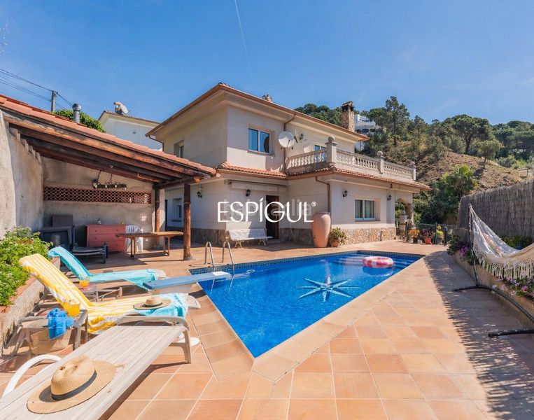 Foto 3e80ca96-ee22-4976-bfec-a0f9550f149e. Casa amb calefacció aparcament piscina a Canyelles Lloret de Mar