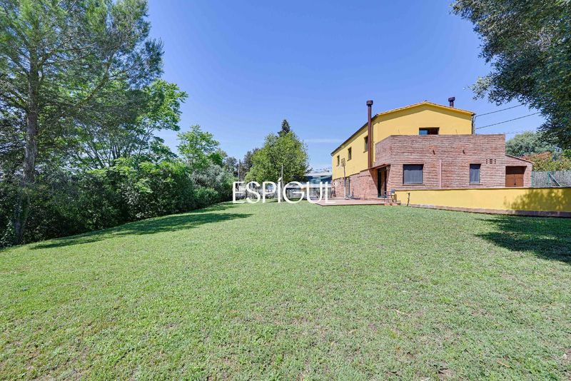 Foto 0bc504a3-8b84-4585-94c4-86b7cdef813b. Casa amb calefacció aparcament a Palau Girona