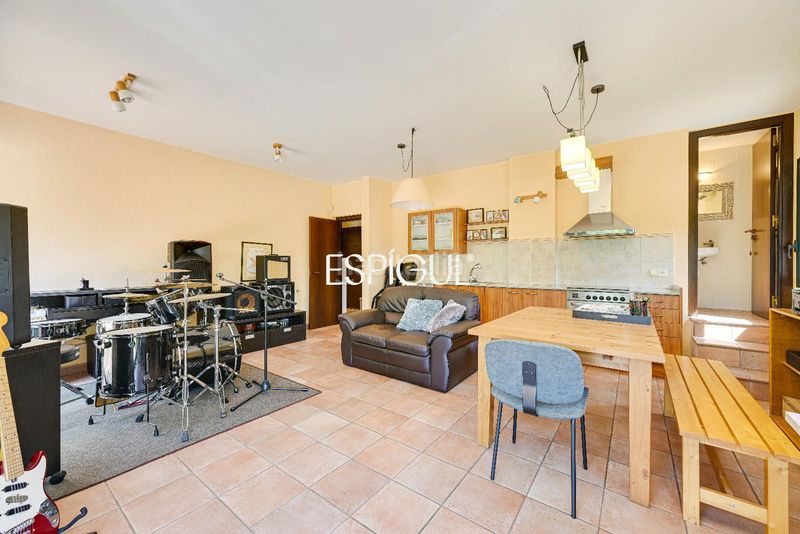 Foto 141df134-815a-4059-b566-810c2cec7aaa. Casa amb calefacció aparcament a Palau Girona