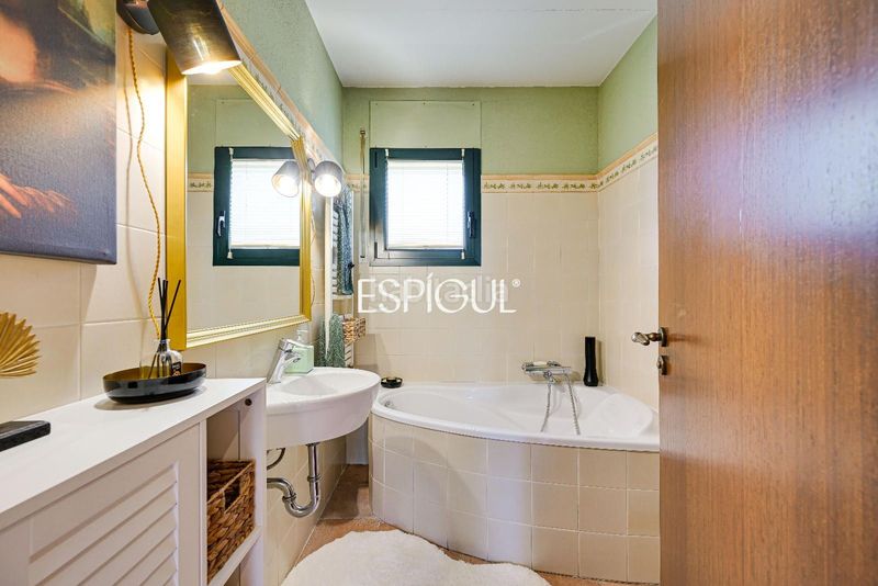Foto 44d394a7-fcbe-42a1-8f8a-ca796bc78e68. Casa amb calefacció aparcament a Palau Girona