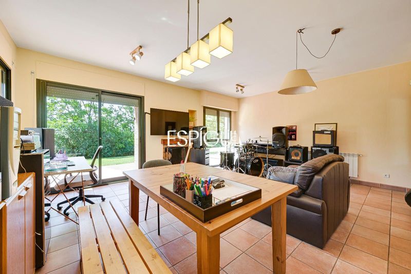 Foto 7216d276-5f18-4a1b-bd29-45813701e0d8. Casa amb calefacció aparcament a Palau Girona