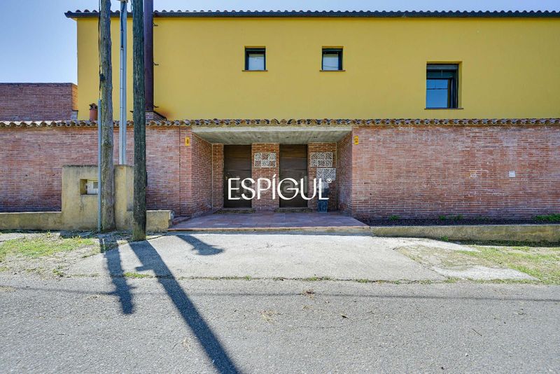 Foto c2863186-c2d3-4f3a-a4ff-7abb69cfc850. Casa amb calefacció aparcament a Palau Girona