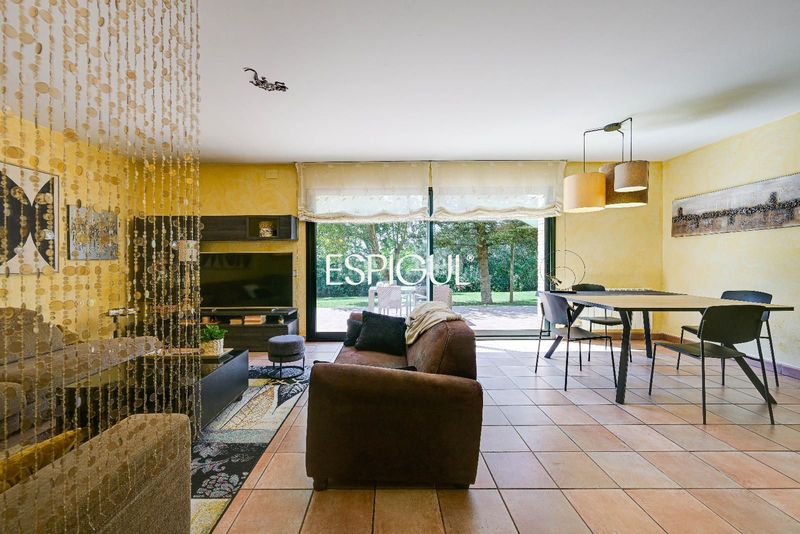Foto ee853772-07f4-43f6-9e30-267e0d764d29. Casa amb calefacció aparcament a Palau Girona