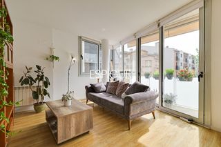 Flat in Eixample Sud-Migdia. Piso alquilado de tres habitaciones