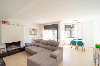 Maison à Anglès. Casa en venta de tres plantas en anglès