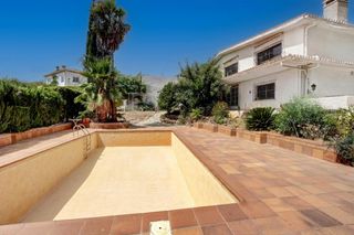Xalet a El Atabal. Espectacular chalet de 800 m2 con gran parcela y piscina en el a