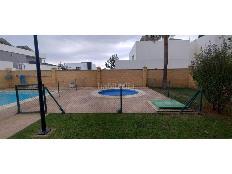 Foto 02d6d438-0024-4c7c-ae01-2127f417ca54. Casa lowcost lacalle presenta en exclusiva amplia vivienda adosada con dos garajes subterraneos y piscina comunitaria en Puerto Real