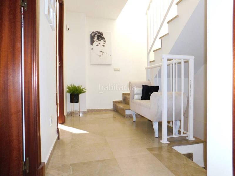 Foto b781e8be-5938-4998-9b59-af29daae72d2. Casa lowcost lacalle presenta en exclusiva amplia vivienda adosada con dos garajes subterraneos y piscina comunitaria en Puerto Real