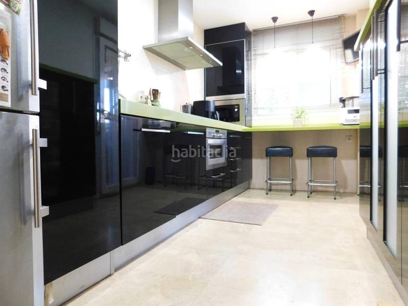 Foto c49ab0a0-8908-49fa-8760-fc46186724a4. Casa lowcost lacalle presenta en exclusiva amplia vivienda adosada con dos garajes subterraneos y piscina comunitaria en Puerto Real