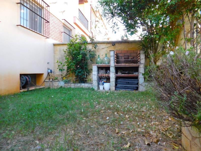 Foto d5cb8fff-b7cb-4ad1-a9b0-6e0600b4d48b. Casa lowcost lacalle presenta en exclusiva amplia vivienda adosada con dos garajes subterraneos y piscina comunitaria en Puerto Real