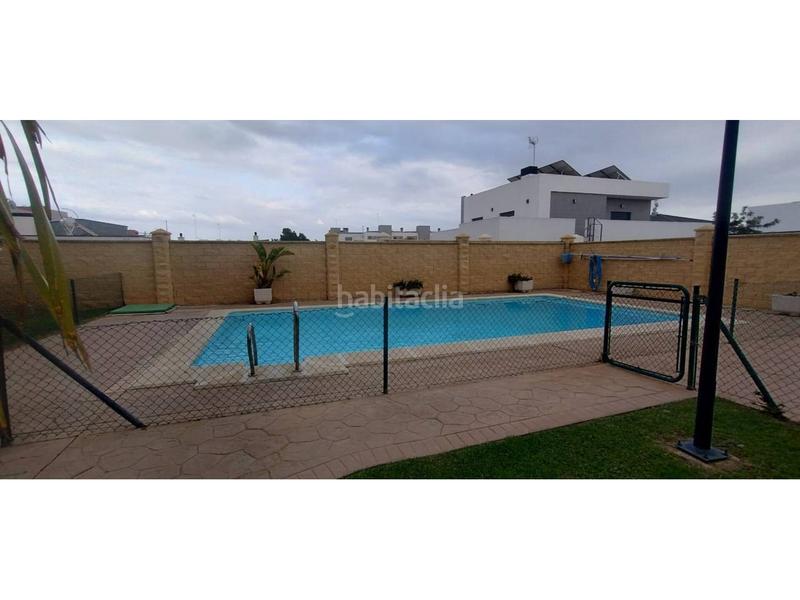Foto f1d4d5bd-945a-4d76-895f-77581e8729e9. Casa lowcost lacalle presenta en exclusiva amplia vivienda adosada con dos garajes subterraneos y piscina comunitaria en Puerto Real