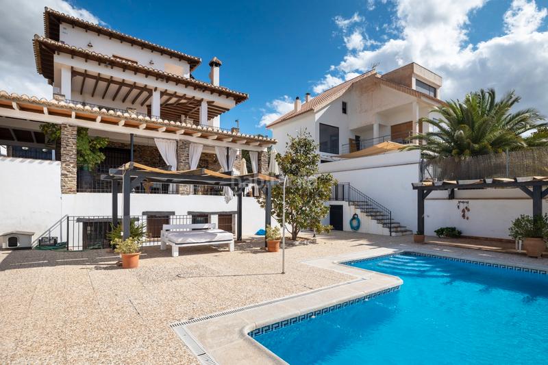 Foto b30f66c8-4dfd-4520-b69f-d4f34ce91716. Chalet en Altos de la Zubia Zubia (La)