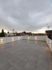 Casa aparellada a Calle santa adela 18