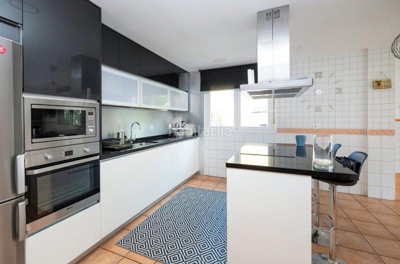 Foto b3d5a9ed-6c4f-4b1d-b864-c3334e489b41. Chalet dans calle gredos 33a dans Altos de la Zubia Zubia (La)