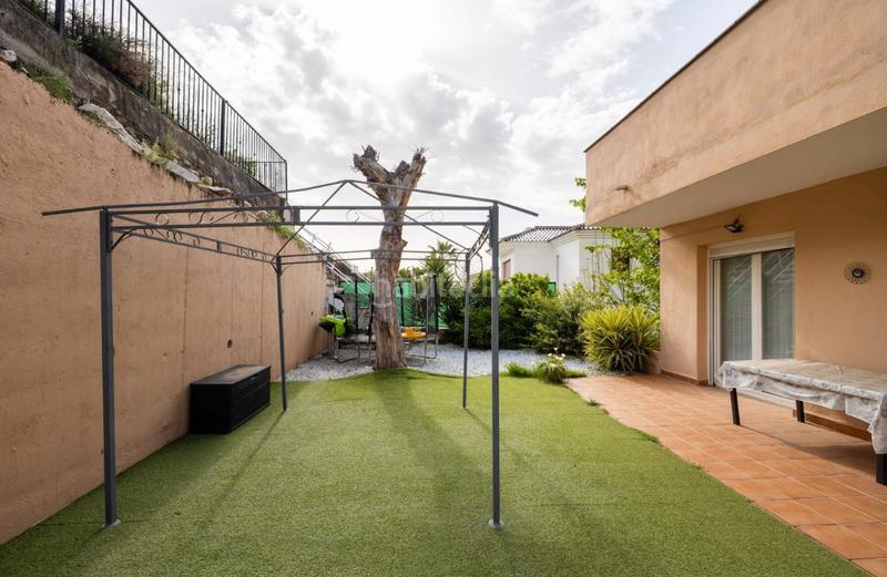 Foto e4523892-77a4-42d6-87dd-b90d464037bd. Chalet dans calle gredos 33a dans Altos de la Zubia Zubia (La)