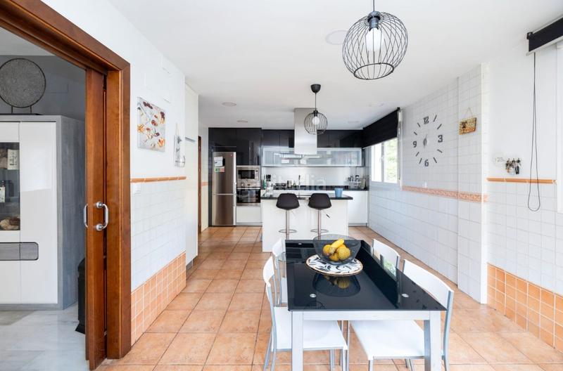 Foto f98a33ac-9d7f-4b04-a052-6a60226b161b. Chalet dans calle gredos 33a dans Altos de la Zubia Zubia (La)