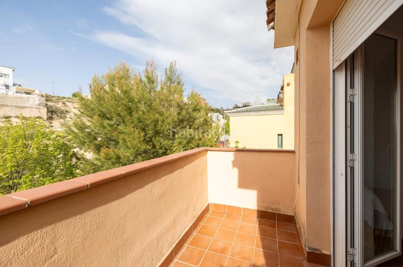 Foto 1c05635f-777c-40ed-bad0-a582ab47bd0c. Chalet en calle gredos 33a en Altos de la Zubia Zubia (La)