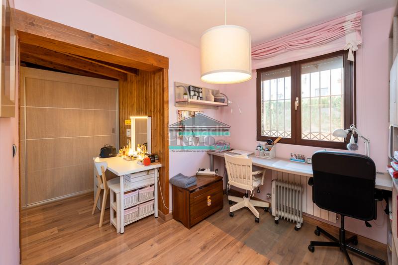 Foto 828fe84c-7e74-4483-8653-f21965cd14f6. Chalet avec cheminée chauffage parking piscine dans Zubia (La)