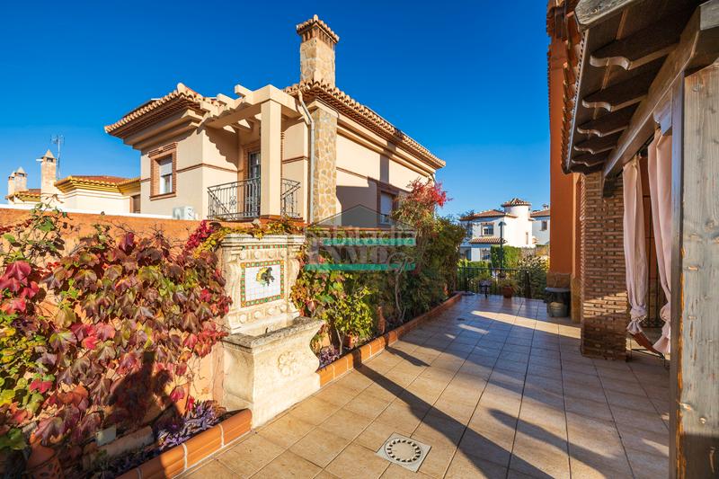 Foto b92583e9-f163-46c8-8a4a-72e4933aab75. Chalet avec cheminée chauffage parking piscine dans Zubia (La)