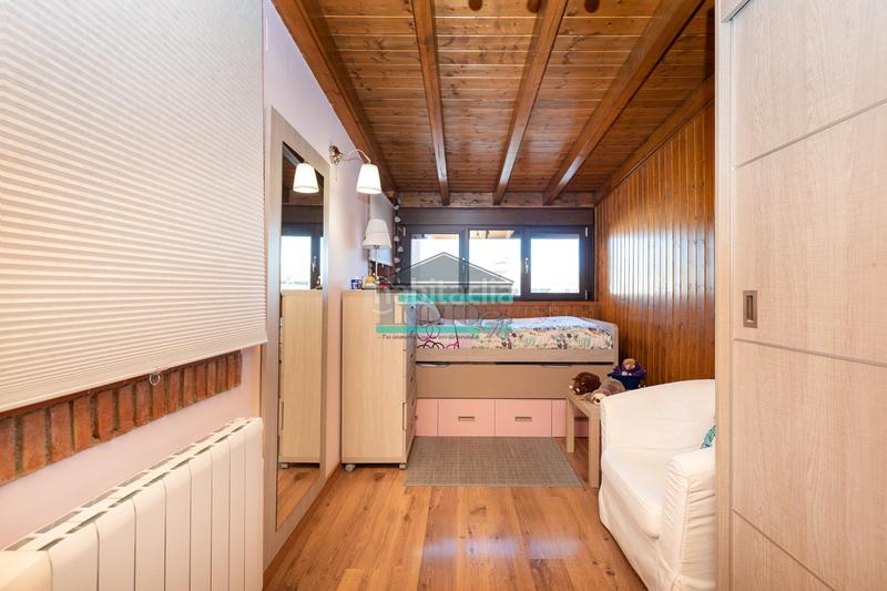 Foto a923bb39-8897-4667-bde3-edc87a011575. Chalet con camino riscaldamento parcheggio piscina in Zubia (La)