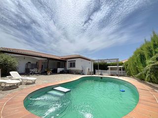 Chalet  Calle tirso de molina. Exclusivo chalet de una planta próximo a santa clara golf