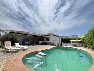 Xalet  Calle tirso de molina. Exclusivo chalet de una planta próximo a santa clara golf