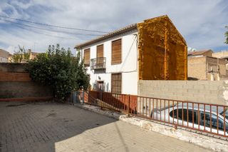 Casa bifamiliare  Calle rufino 7. Magnífica casa con parcela, dispone de un gran patio en santa fe