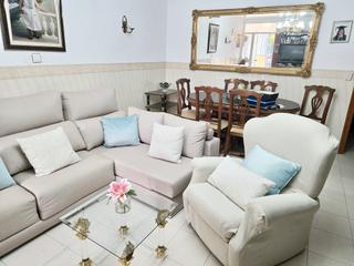 Casa adossada a Jardín Lucena. Excelente ubicación