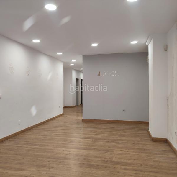 Foto a7310fe4-7a9a-49b7-8752-6e5c7bd7d9e7. Lloguer local comercial a calle zaragoza 12 a Centro Almería