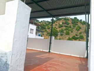 Casa adossada a Tolox. Bonita casa de pueblo en el borde del pueblo con vistas al monte