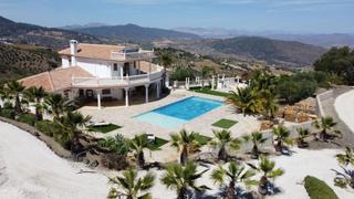 Masia a Casarabonela. Magnífica casa de campo de lujo de 3 dormitorios y piscina en ca