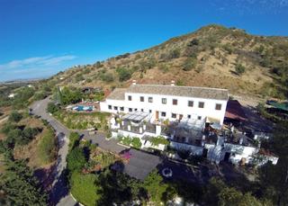 Edifici a Guaro. Hotel en plena naturaleza con piscina en venta en guaro, formado