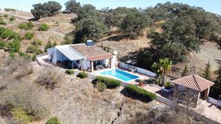 Masia a Centro. Bonita casa de campo de una sola planta con piscina privada y vi