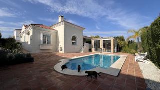 Casa a Coín. Chalet independiente de una sola planta con piscina privada y te
