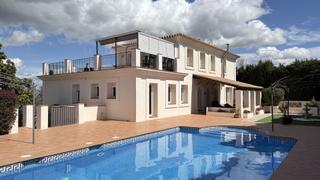 Casa a Centro. Chalet independiente de 4 dormitorios con piscina privada, jardí