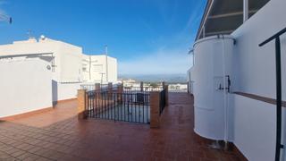 Casa adossada a Centro. Gran casa adosada con azotea, patio, sótano y parking en venta e