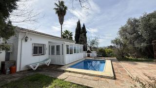 Country house in Cártama. Casa de campo de una sola planta con 2 dormitorios y 1 baño, con