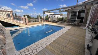 Maison en Pinos de Alhaurn. Chalet moderno con casa de invitados, piscina y jardn en una ur