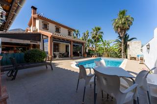 Casa a Centro. Chalet andaluz auténtico con vistas a la montaña, piscina privad