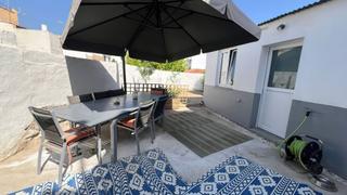 Casa adossada en Centro. Encantadora casa adosada renovada con jardn, terrazas y anexo e