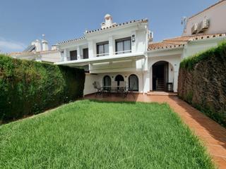 Alquiler Casa adosada en Centro. Se alquila bonita casa adosada con jardín delantero y terraza tr