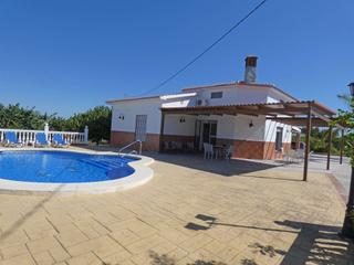Alquiler Masía en Alquería-Torrealquería. Se alquila amplia y luminosa casa de campo de 4 habitaciones con