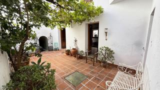 Casa adossada a Centro. Casa adosada andaluza tradicional con piscina privada y patio en