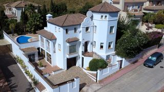 Casa in Coín. Amplia villa independiente de 4 dormitorios con preciosas vistas