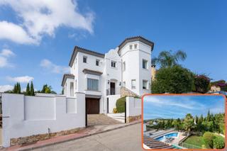 Maison à Coín. Amplio chalet independiente con garaje, piscina y jardín en una