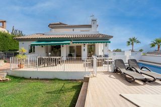 Casa a Coín. Amplio chalet independiente con garaje, piscina y jardín en una
