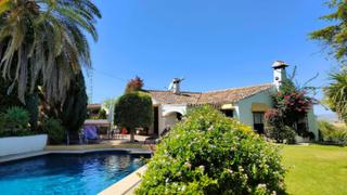 Masia en Centro. Casa rural de una planta con piscina, jardn y azotea en venta e