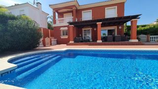 Rent House in Coín. Se alquila amplia villa independiente de 4 dormitorios y 3 baños